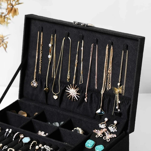 Papuošalų dėžutė su atskirais skyriais