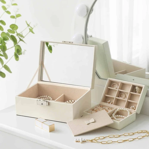 Kompaktiška 22x16x10 cm papuošalų dėžutė su raktu