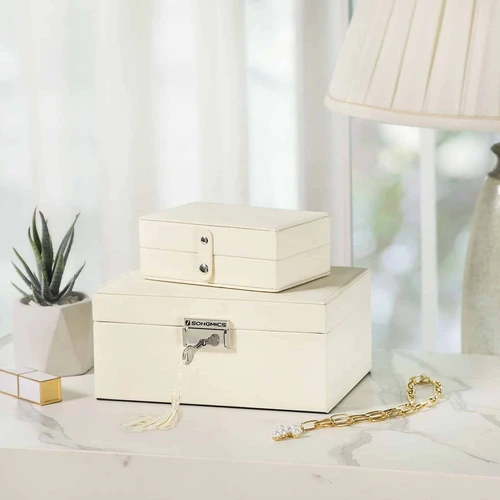 Šiuolaikiška papuošalų dėžutė dramblio kaulo ir smėlio spalvų derinyje