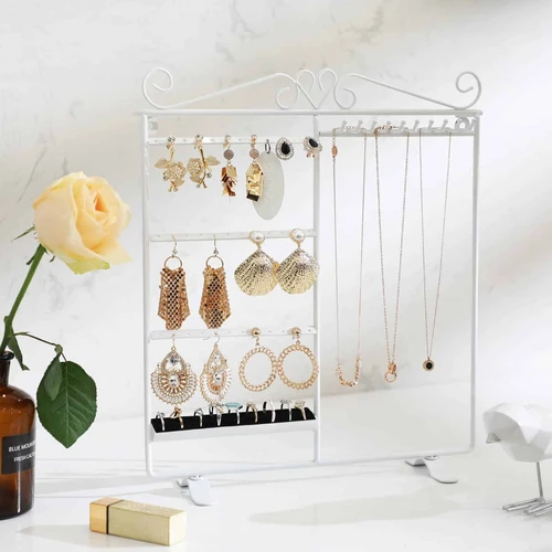 Iki 18 porų auskarų ir 10 karolių vienoje vietoje