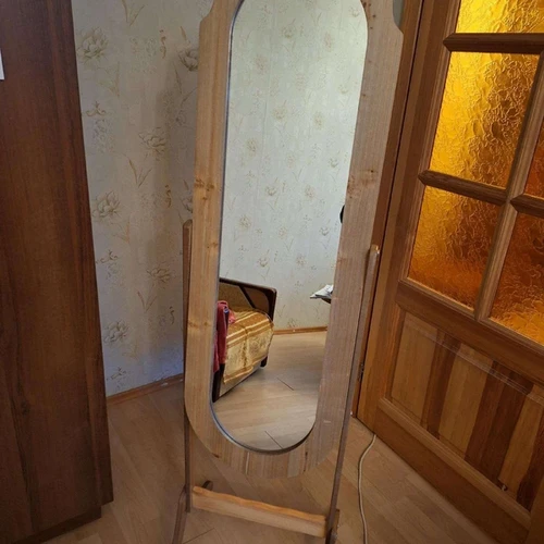 PARDUODU VEIDRODĮ - STOVĄ