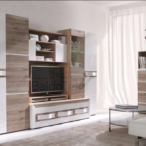 Aukšta ir erdvi spinta su tamsiais fasadais ir šviesiu korpusu