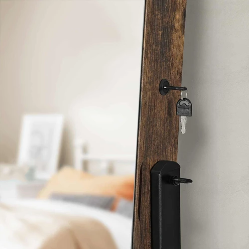 Moderni spintelė su lankstiais skyreliais ir tinklelio lentyna