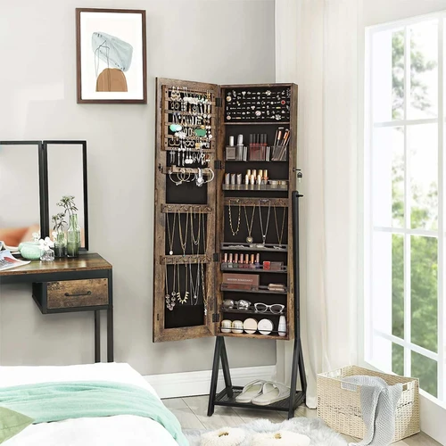 Grožio spintelė su pakreiptu veidrodžiu ir daugybe angų papuošalams