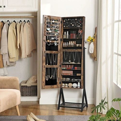 Vintažinė spintelė su spyna ir raktu saugumui