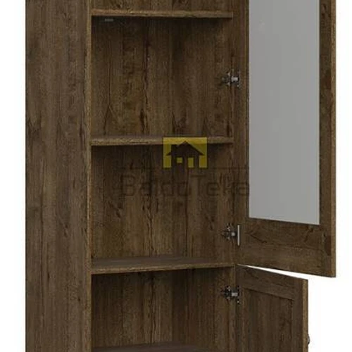 Plati ir erdvi spinta su metališkais rankenėlėmis