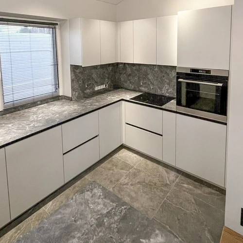 Elegantiška virtuvė su juodomis rankenėlėmis ir LED apšvietimu