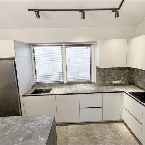 Virtuvės baldai su tylaus uždarymo furnitūra