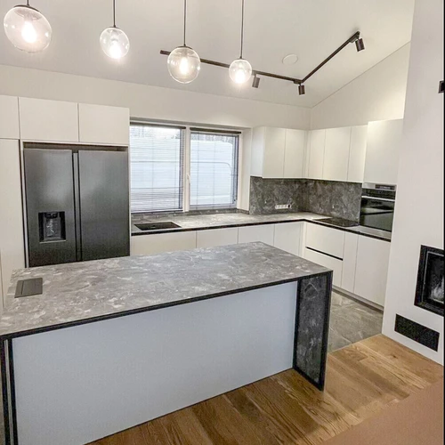 Pilko akmens rašto ir baltos klasikos harmonija