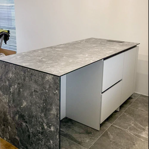 Moderni virtuvė su pilku fasadu ir tamsiu stalviršiu