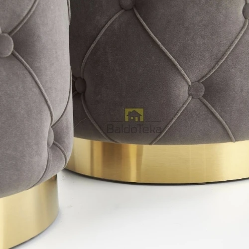 Stylingi ir patvarūs aksesuarai iš velveto ir chromuoto plieno