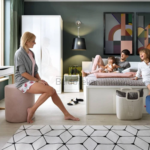 Moderni balta blizgi spintelė su ąžuolo nagano detalėmis