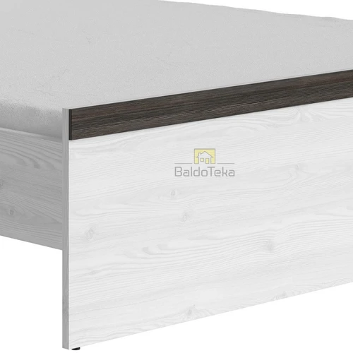 Šviesi medinė lova su minimalistiniu dizainu