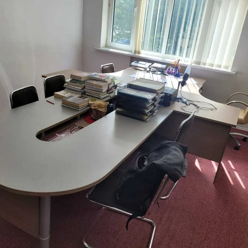 Visas biuro baldų komplektas su stalais, kėdėmis, spintelėmis