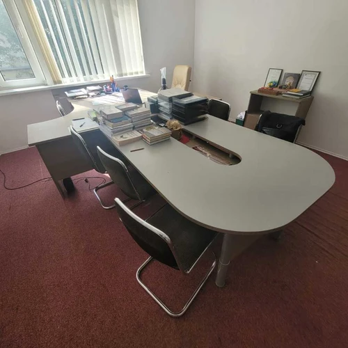 Parduodu visą biuro baldų komplektą su priedais