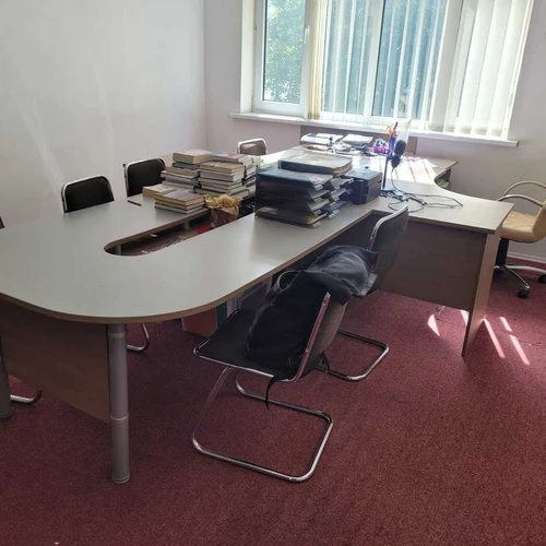 Biuro baldų komplektas su posėdžių stalu ir lentynomis