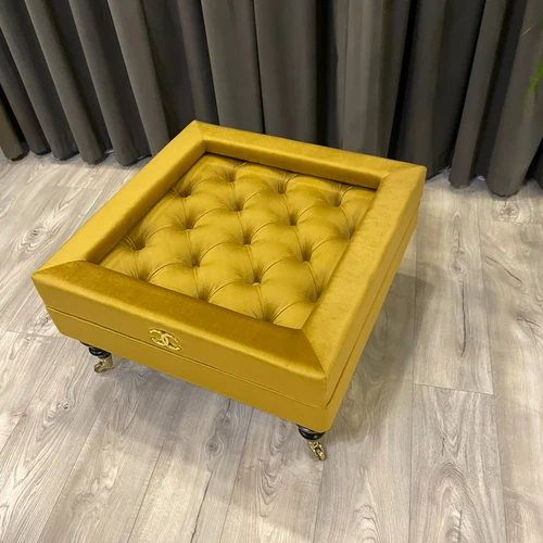 Elegantiškas veliūrinis staliukas su aukso akcentais