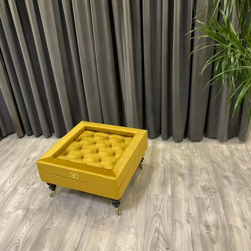 Minkštas veliūrinis apmušalas ir aukso dekoras