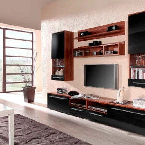 Praktiška spinta su laminuotu korpusu ir LED apšvietimo galimybe