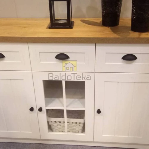 Pušies ir ąžuolo derinys spintoje su metališkais detalėmis