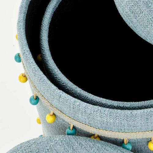 Šviesiai mėlyni baldai su praktiška laikymo funkcija