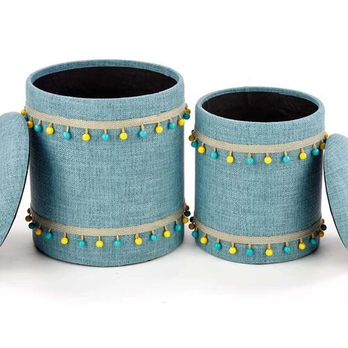 Šviesiai mėlynos spalvos audinio baldai su laikymo funkcija