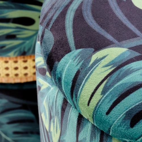 Įvairiaspalviai dviejų komplektų baldai su laikymo funkcija