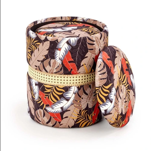 Įvairiaspalvės kėdės iš audinio ir sintetinio rotango