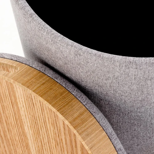 Šviesiai pilkos pagalvės su natūralia fanera ir MDF