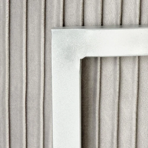 Šviesiai pilkas pufas su aksominiu audiniu