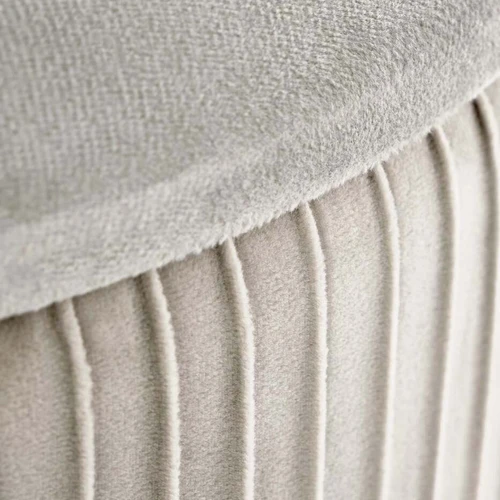 Šviesiai pilkas aksominis pufas su laikymo funkcija