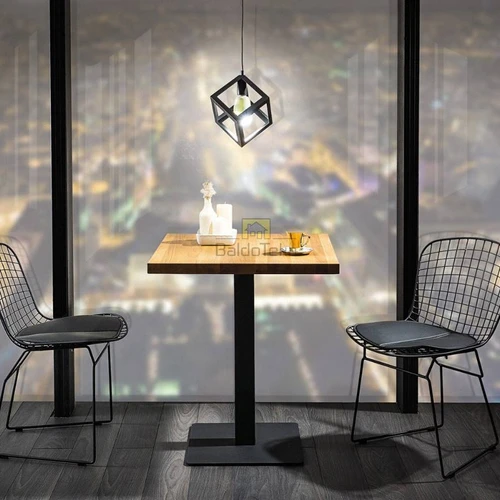 Modernus stalas su natūraliu medžio lukštu ir juoda metaline koja