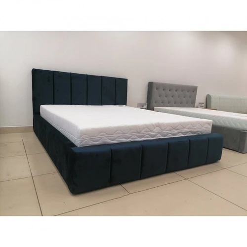 Tvarkingas miegamasis su erdvia lova