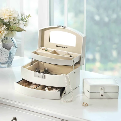 Tvarkinga papuošalų dėžutė su minkštu aksominiu pamušalu