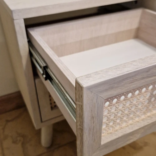 Išskirtinės spintelės su ratano detalėmis ir baltu atspalviu