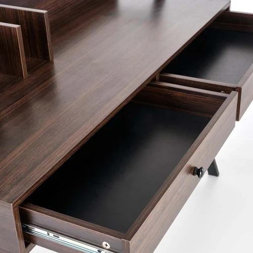 Stilinga spinta juodos ir riešuto spalvų deriniu