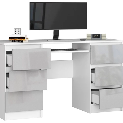 Modernus stalas su metalo blizgesio apdaila