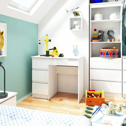 Baltas kompiuterio stalas su metaliniais ritinėliais – patikima pasirinkimas