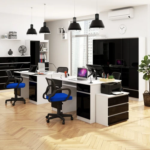 Modernus rašomasis stalas su dideliu išdėstymo plotu