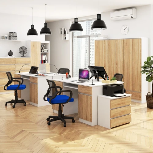 Modernus stalas su stalčiais ir klaviatūros lenta