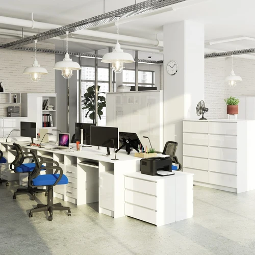 Erdvus rašomasis stalas su trimis stalčiais ir atviromis lentynomis