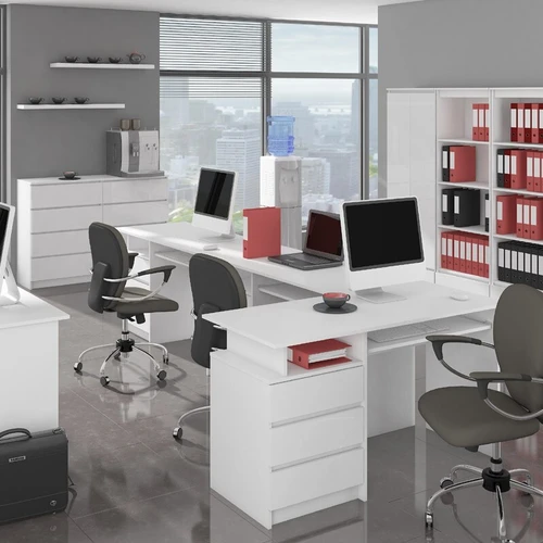 Didelis stalviršis ir praktiški stalčiai – funkcionalus biuro sprendimas