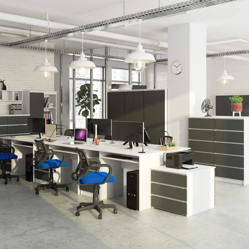 Modernus stalas su patogiais stalčiais ir klaviatūros lenta