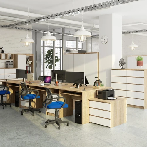 Modernus rašomasis stalas su metaliniais bėgeliais