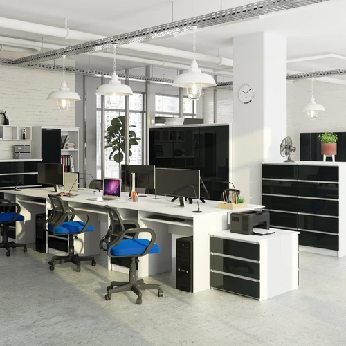 Laisvai pastatomas stalas tinkantis biurui ar jaunimo kambariui