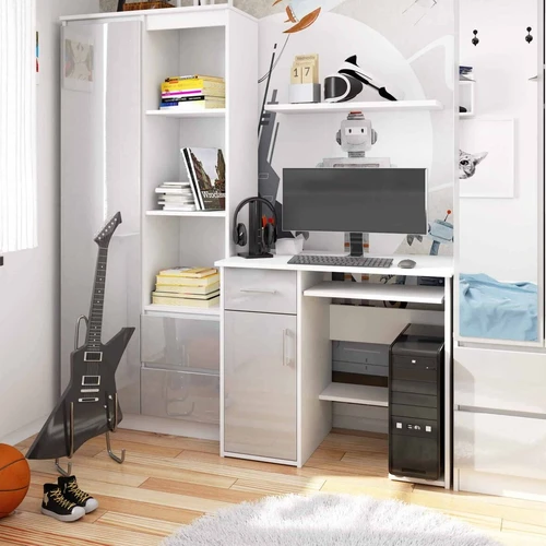 Patogus kompiuterio stalas su daug laisvos vietos