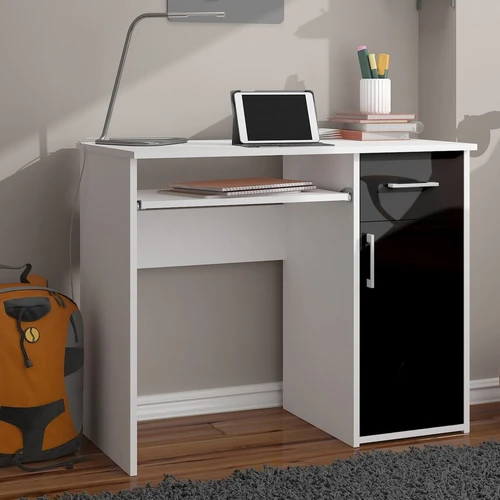 Modernus kompiuterio stalas su sidabrinėmis rankenomis