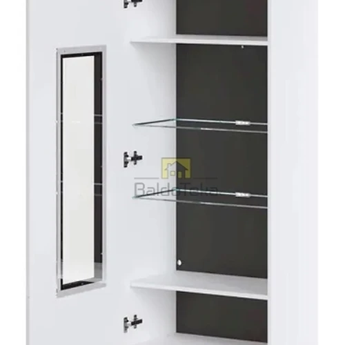 Balti blizgūs ir juodi fasadai