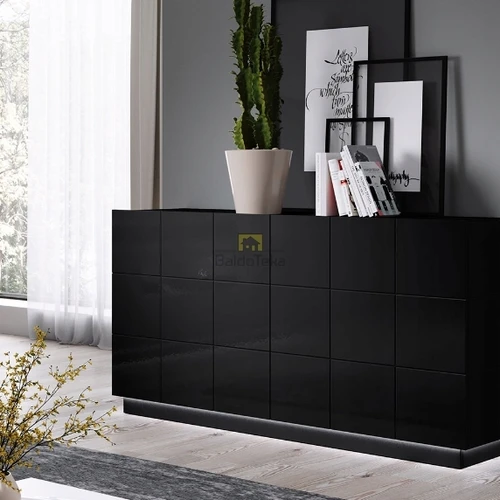 Ergonominė juoda MDF TV spinta su cokoliu ir kojelėmis