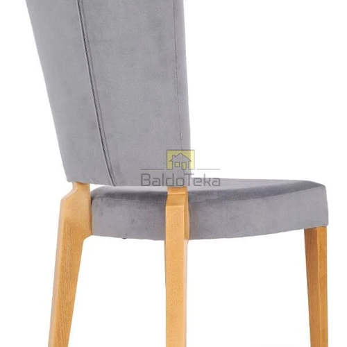 Kušetė su pilku gobelenu ir ąžuolo apdaila